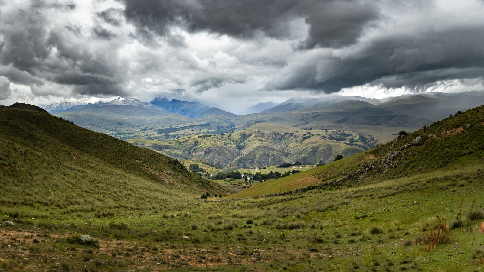 Paisaje andino en Perú, valles y montañas donde SALCCA desarrolla sus proyectos ambientales